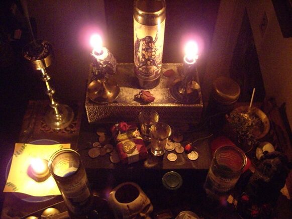 uğurlu olmaq üçün yanan bir şam və sikkələrin amuleti
