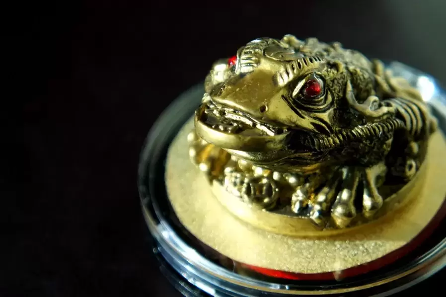 uğurlar amulet - üç ayaqlı qurbağa