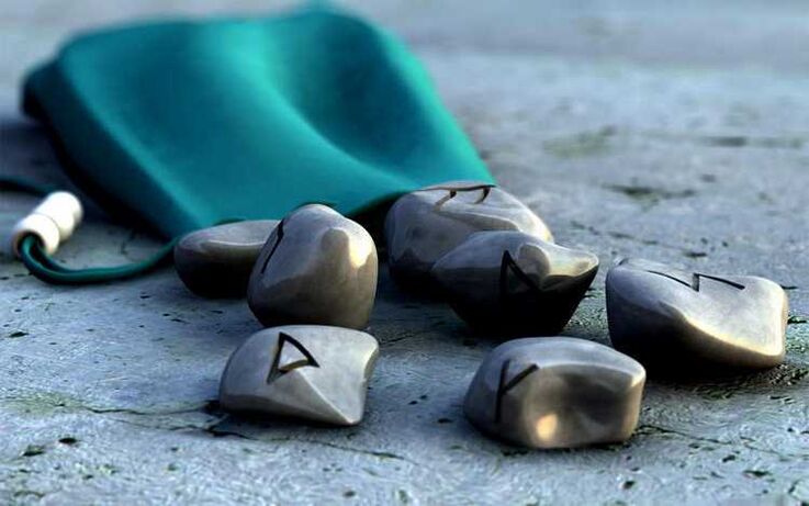uğurlar üçün amulet kimi runes olan çanta